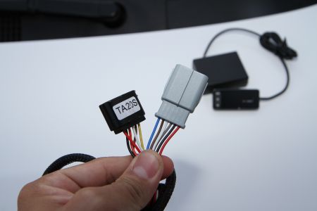 Электронный контроллер дроссельной заслонки имеет комплект проводов оригинального женского и мужского разъемов.